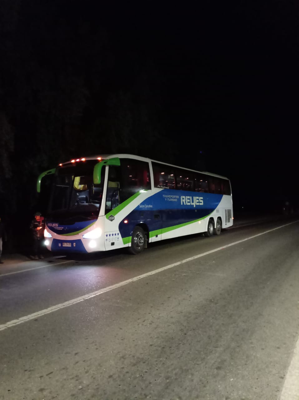 Bus Reyes viajando de noche