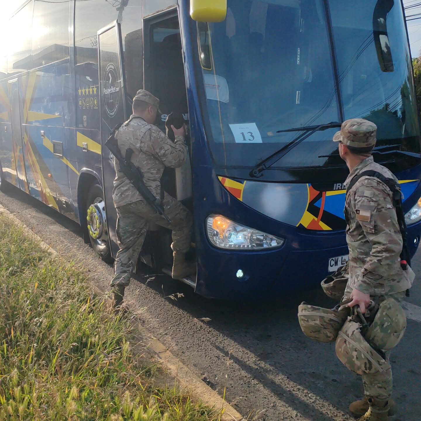 Bus Reyes apoyando traslado de personal en emergencia
